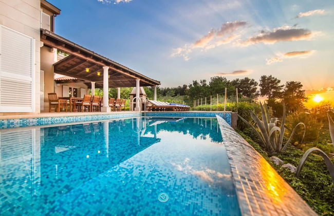 Beautiful Villa on the Island of Brac With Infinity Pool, Beach at 30 Meters - Foto 1