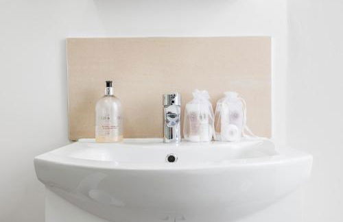 Leicester Square Apartment - Photo 17