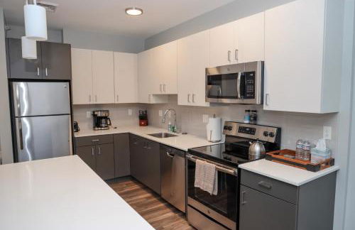Luxury apartment with gym, steps from commuter rail #4011 - Foto 22