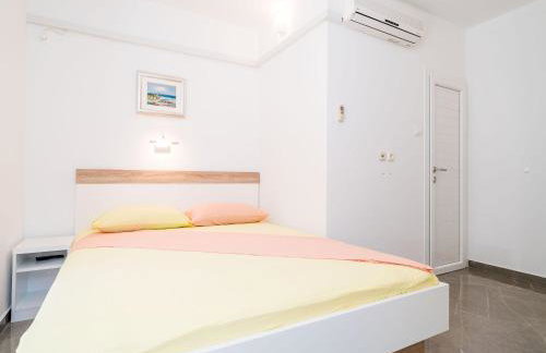 Apartments & Rooms Bari i -Standard One Bedroom Apartment with Balcony and Garden View APT-3 - Photo 7