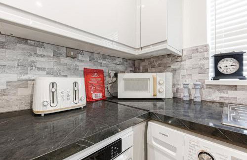 Keaton House - Close to City Centre - Free Parking, Spacious Garden, Fast Wifi and Smart TV by Yoko Property - Foto 9