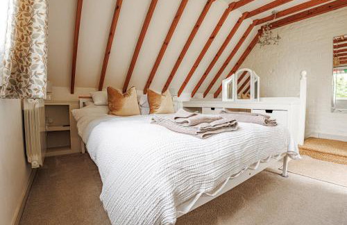 Dreamy Suffolk Country Cottage Escape - Photo 21