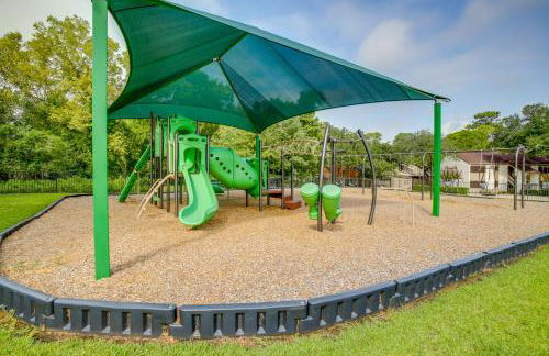 Chic Montgomery Condo with Balcony and Pool Access! - Foto 24