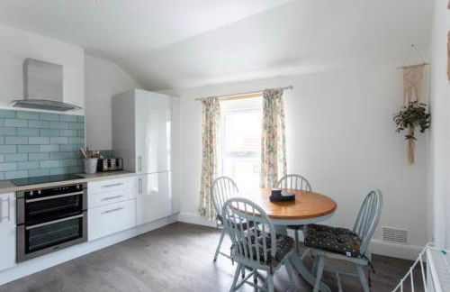 Beautiful Two Bed Mumbles Flat - with parking space - Foto 9