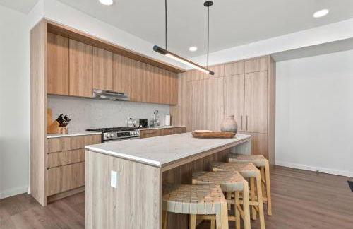 Lux Apts with Lake Views and Top Amenities - Foto 48