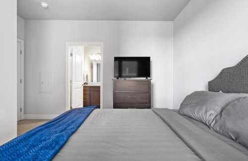 2BR Balcony Suite Gym & Pool Downtown at CityWay - Foto 37