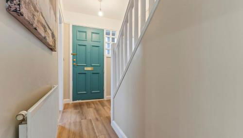 Modern 4 Bed house Ideal for Groups, Contractors near City Airport & O2 Arena, free parking & Wifi included - Foto 3