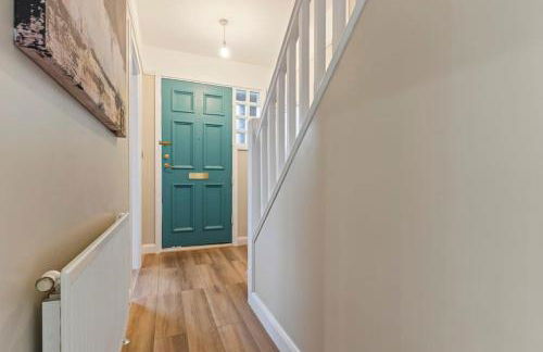 Modern 4 Bed house Ideal for Groups, Contractors near City Airport & O2 Arena, free parking & Wifi included - Foto 3