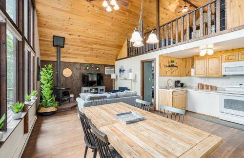 Quaint Loft Cabin w Hot Tub, FirePit, Deck & Grill - Foto 11