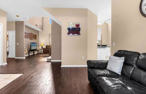 Upstay Home w Pool Hot Tub & Patio - Pet Friendly - Foto 17