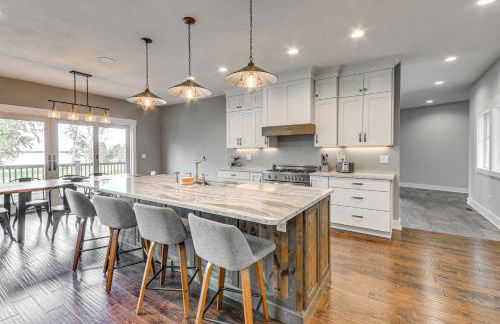 Steps From Oneida Lake Spacious Gem with Game Room! - Foto 7