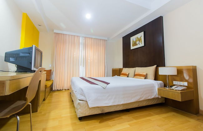 Silom convent garden - Photo 17