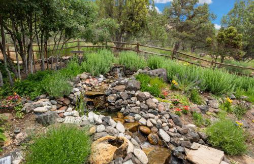 Luxe Artful Mountain Retreat with 4 King Suites, 8 Person Hot Tub and 3 Decks - Foto 46