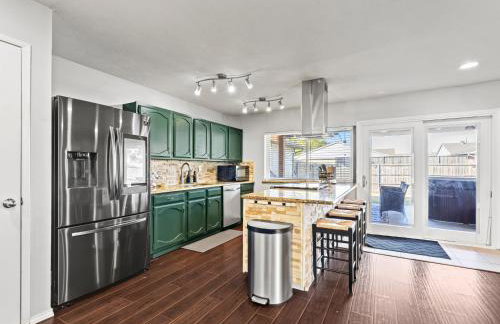 Red Door Hideaway 3BD Hot Tub Foosball - Foto 11