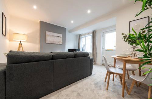 Spacious Modern 2BR - Parking - Workspace Area, Ideal for Contractors & Long Stays - NordStay - Foto 14