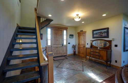 Scenic Mountain Cabin with Creekside Deck & Outdoor Fireplace near North Meadow Creek, Montana - Foto 7
