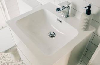 Modern Central 2 Bed Apartment with Parking - Photo 35