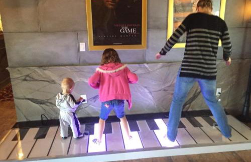 Lakefront Mansion on 10 Acres - Sleeps 15-45 - Foto 30