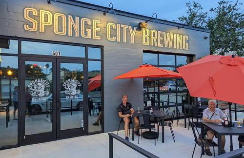 Luxury heated-pool home blocks from the beach - Foto 55