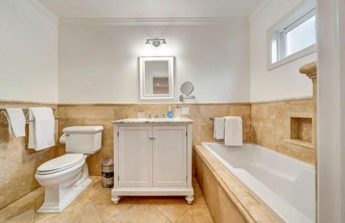 Charming 3BR with Ping-Pong and Spa! - Foto 31