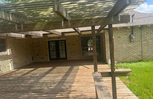 Farmhouse With Amazing Pool at Wester Hills Temple - Photo 17