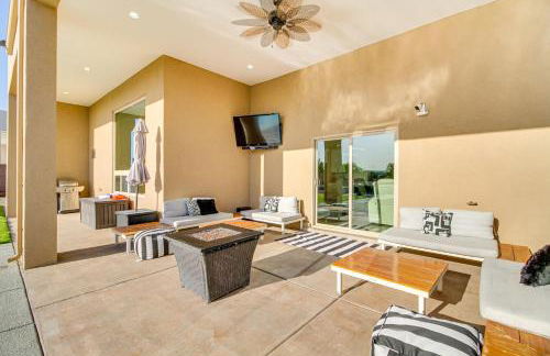 Poolside and Hot Tub Lounging Luxe Rio Rancho Home - Foto 27