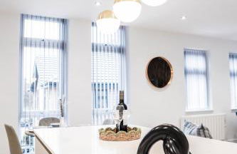 The Abbey Apartment - 1BR Apt with Dedicated Workspace, Fast Wifi & Stylish Kitchen Island & Free Secure Underground Parking - Foto 51