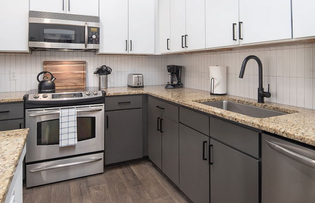 Uptown 1st Ward Corner Unit Superior 2BD Apt - Foto 58