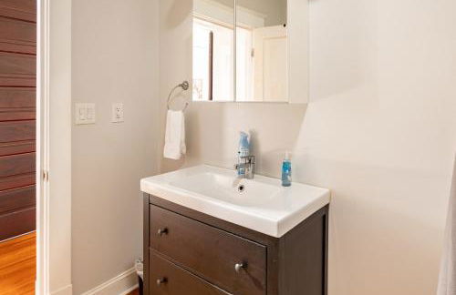 Contemporary 3-Bedroom Home with Balcony in RVA - Foto 29