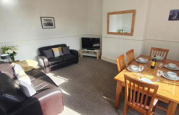 Free Parking, Huge 4 King Bedroom Townhouse, Fast WIFI, Fully Equipped Kitchen, 15 min drive to Nissan, 20 min to Newcastle Sunderland, Ideal for Long Term Contractor etc Stays, Regular Housekeeping Option - Dwellcome Home Ltd - See Our Site for Assurance - Foto 2