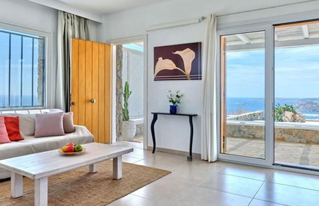 Stunning Villa With Panoramic View - Photo 12