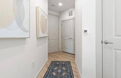 Stylish Ground Floor 2BR 2BA with Private Patio - Foto 34