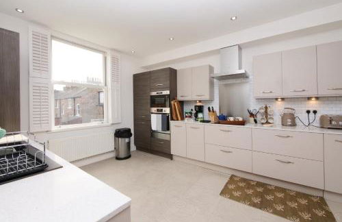 Apartment 11 Bluebridge with Free Parking - Photo 16