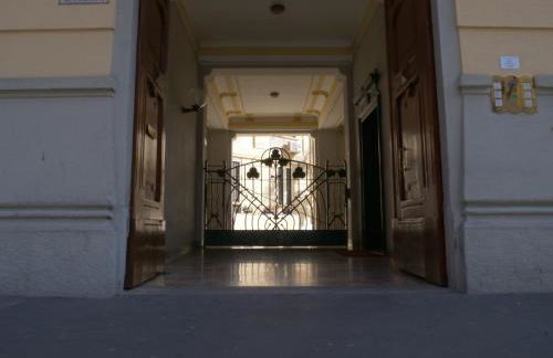 Wonderful downtown apartment-HD NETFLIX, KING-SIZE BED, two minutes' walk from metro - Foto 15