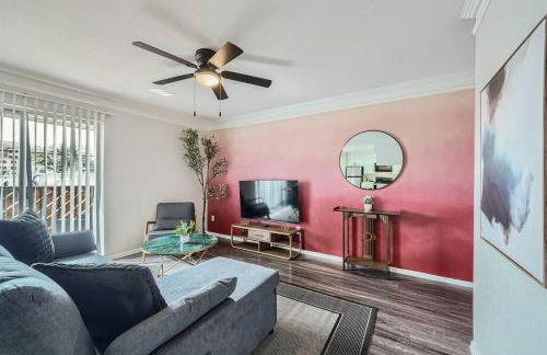 Your Modern 2B Getaway - W/D, Pool, Prkg - 10min to DTWN - Foto 23