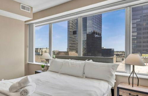 Luxury Condo w/ Lake Views! Center of Downtown - Foto 8