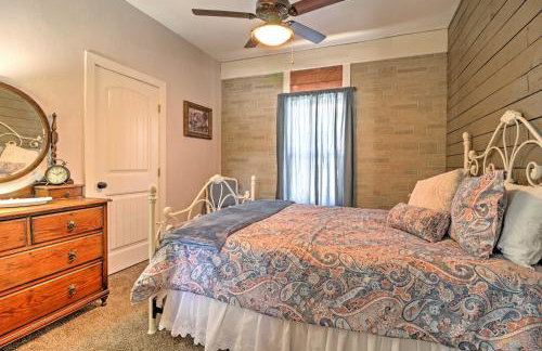 Newly Remodeled Home with Yard in Downtown Caliente! - Foto 13