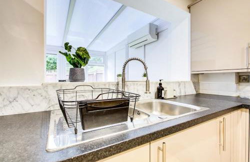 The Iver - 3BR - Spacious House - Free Parking - Photo 13