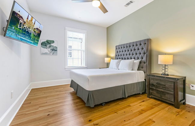 Chic 4 BR Condo - Large Pool - Perfect Location - Photo 5