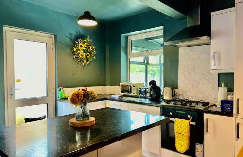 4 Bedroom House - DISC0UNTS - Parking, Contractors, Group, Family - Foto 25