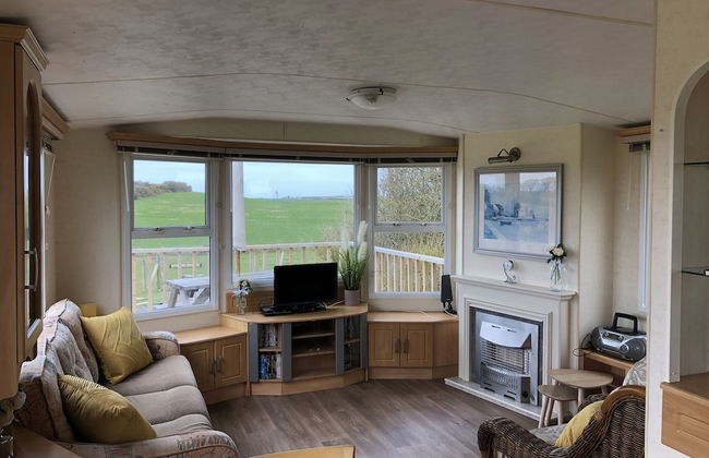 Captivating 2-bed Static Caravan in Holyhead - Photo 18