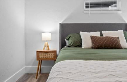 Modern-Retro Themed Home Close to Coffee + Food! - Foto 17