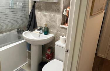 Room at Wallington Green room for professionals, near station, 30 min to London Bridge, 27 min to LDN Victoria - Foto 13