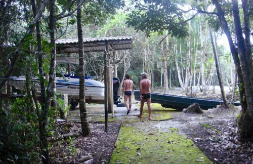 Casa Enorme para 12 pessoas, 4 suites e um fundo com 18mil metros de mata e um pier no rio que sai para o mar-Internet 100MB - Photo 35