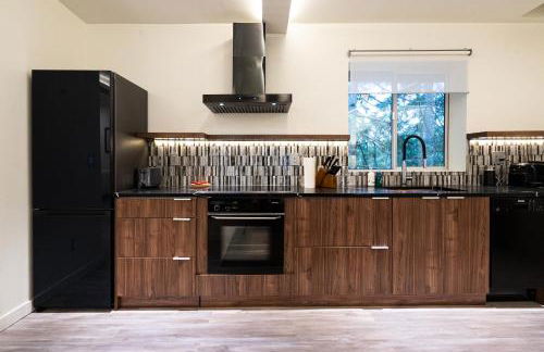 Modern Loft with Park Like Setting View - Foto 23