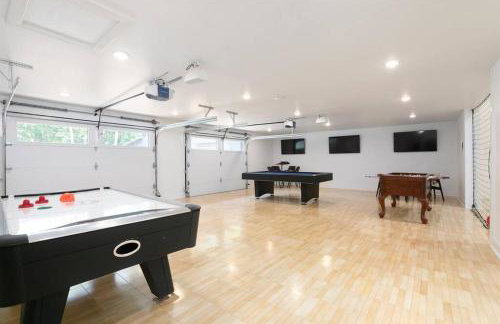 38-Acres of Luxury: 9BR, Indoor Pool, Gym, Near ND - Foto 10