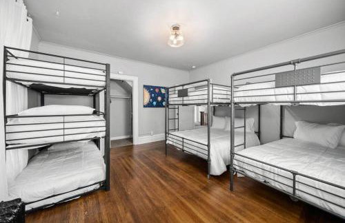 Historic Manor with 8 BDRMS 9 BATHS & 3 Kitchens - Foto 61