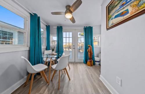 Relaxing Coastal 2BR Near Beach Sleeps 4 - Foto 1