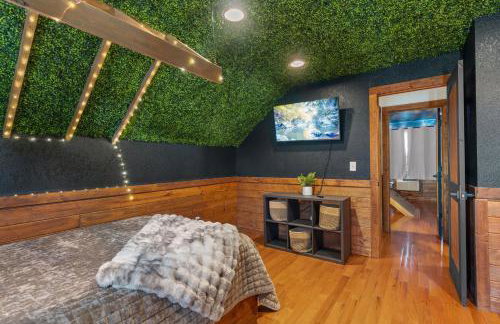 Wood Haven Cabin with a hot tub fire pit & indoor pool - Photo 26