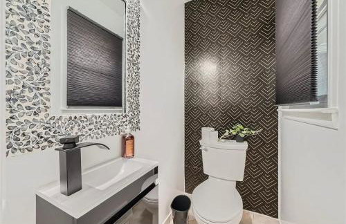 4BR House Mins to Downtown Annapolis with Firepit, Basement Bar, & Sleeps 12 - Foto 21